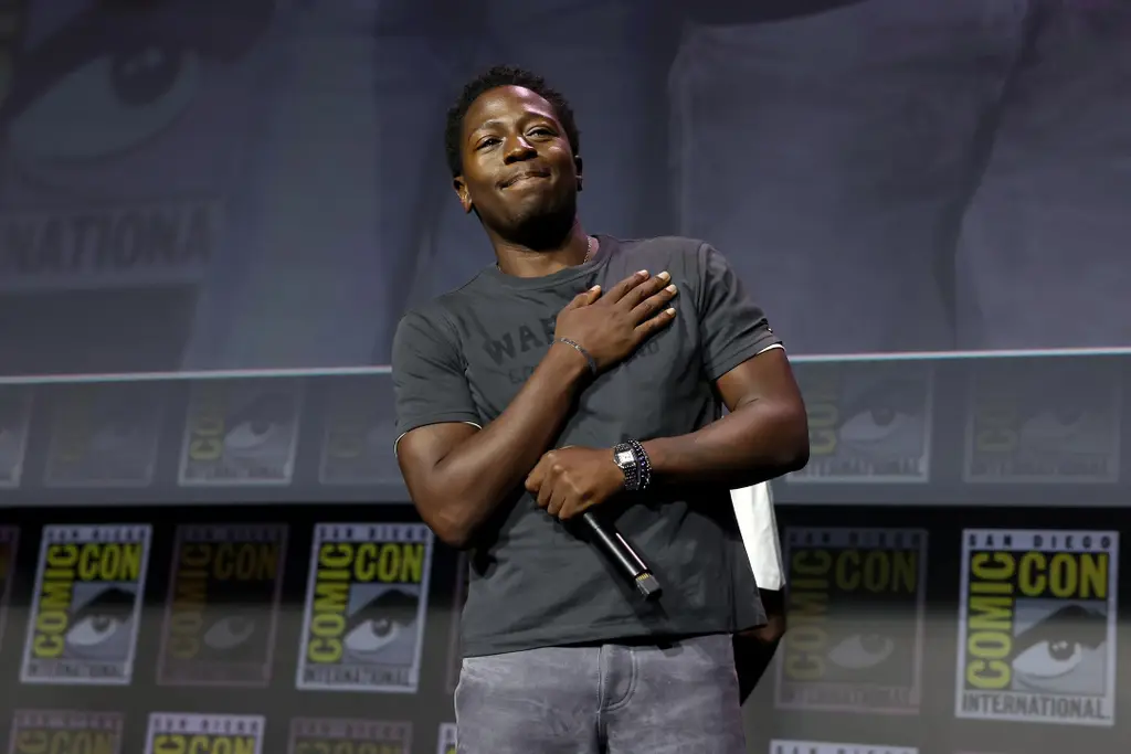 David Jonsson no SDCC 2026 sendo anunciado como o novo T'Challa em Pantera Negra 3