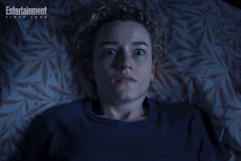Foto do filme A Hora do Mal com Julia Garner que interpreta Justine Gandy