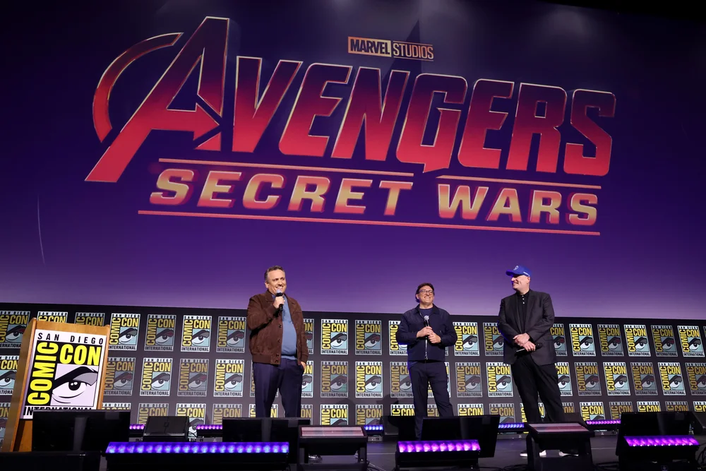 kevin-feige-irmaos-russo-marvel-studios.webp