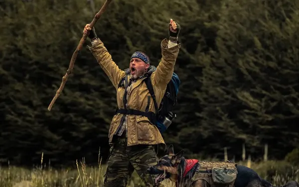 Brad Pitt e seu cão militar encaram a sobrevivência em Coração Selvagem