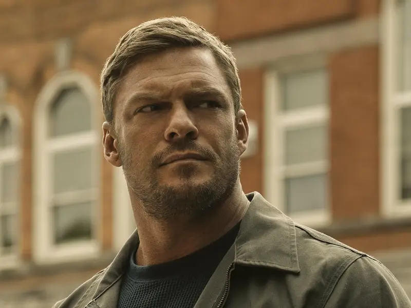 Alan Ritchson confirma negociações com a DC Studios para novo papel no DCU