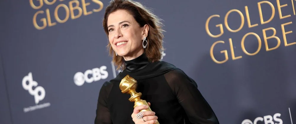 Fernanda Torres com o prêmio de Melhor Atriz de Drama no Globo de Ouro 2025 – Reprodução.