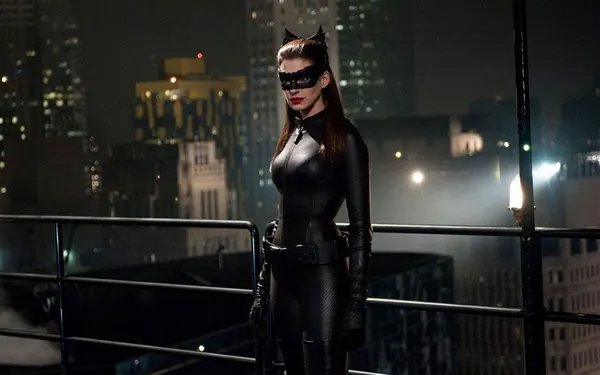 Anne Hathaway revela que quase interpretou Arlequina em 'Batman: O Cavaleiro das Trevas Ressurge'